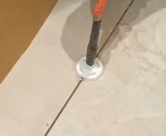 广灵瓷砖空鼓维修公司专业解答瓷砖在铺贴过程中，如果没有涂抹均匀到位的粘结材料（如水泥砂浆或瓷砖胶），可能会导致以下问题