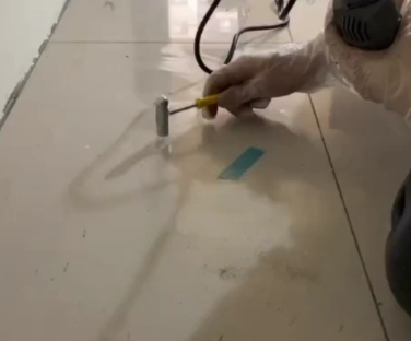 广灵瓷砖开裂维修公司专业分享瓷砖在铺贴前如果没有沥干水分，将会导致以下问题
